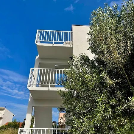 Elite - Free Parking